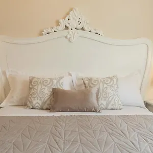 https://camera-vento-porto-antico-la-cala.palermohotels.org
